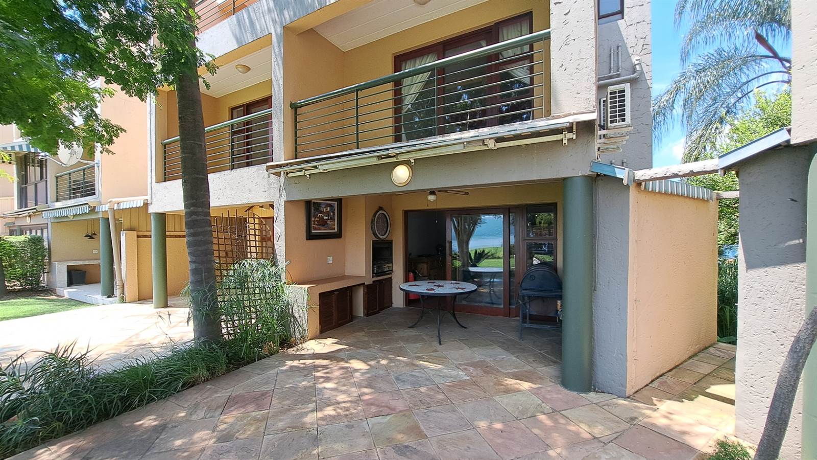 2 Bed Apartment in Hartbeespoort Dam photo number 7