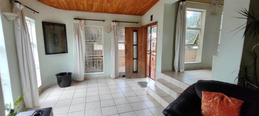 3 Bed House in Roodepoort North photo number 3