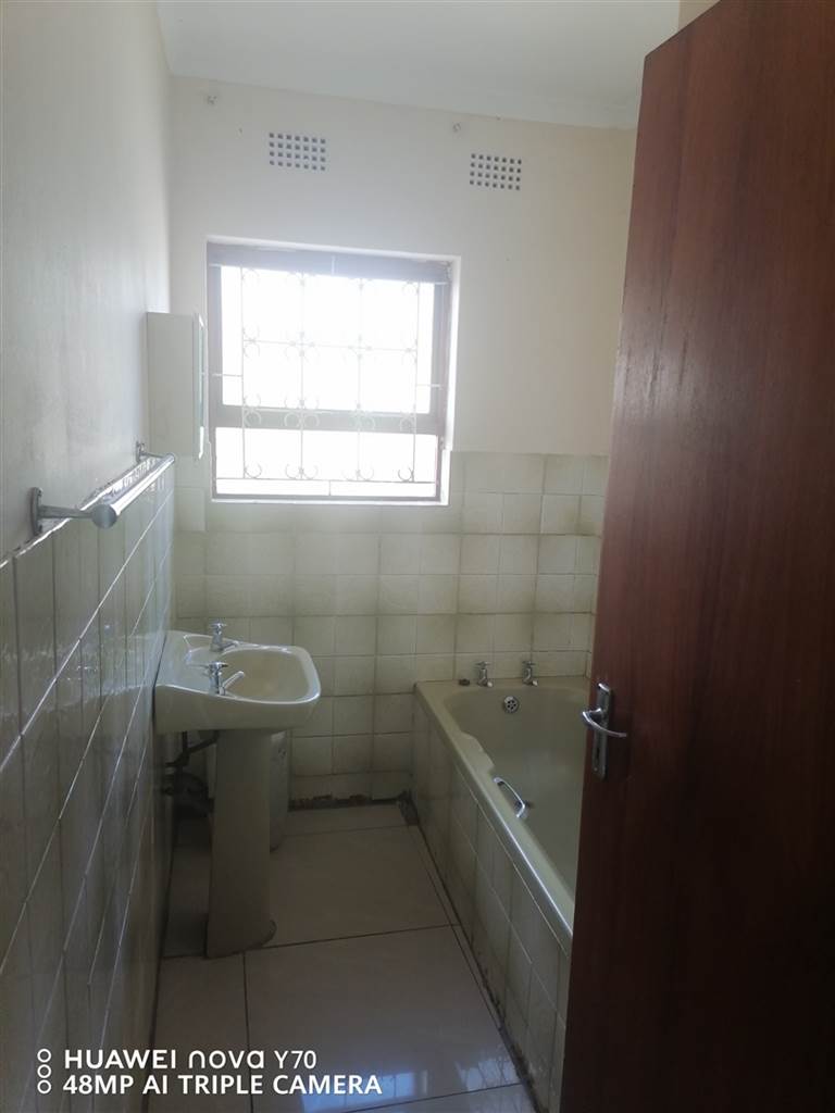 3 Bed House in Southernwood photo number 5