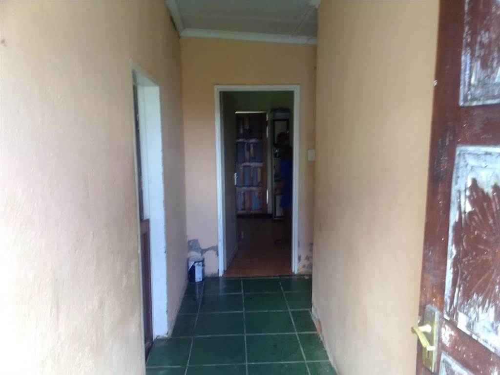 4 Bed House in Thabong photo number 3