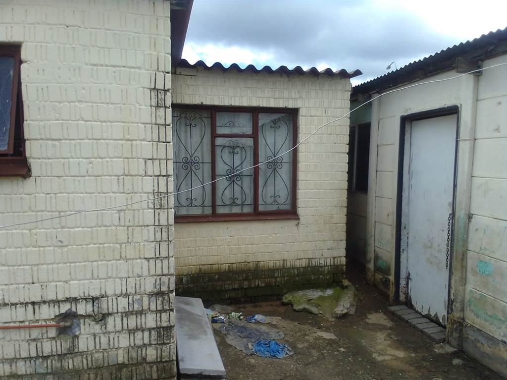 4 Bed House in Thabong photo number 8