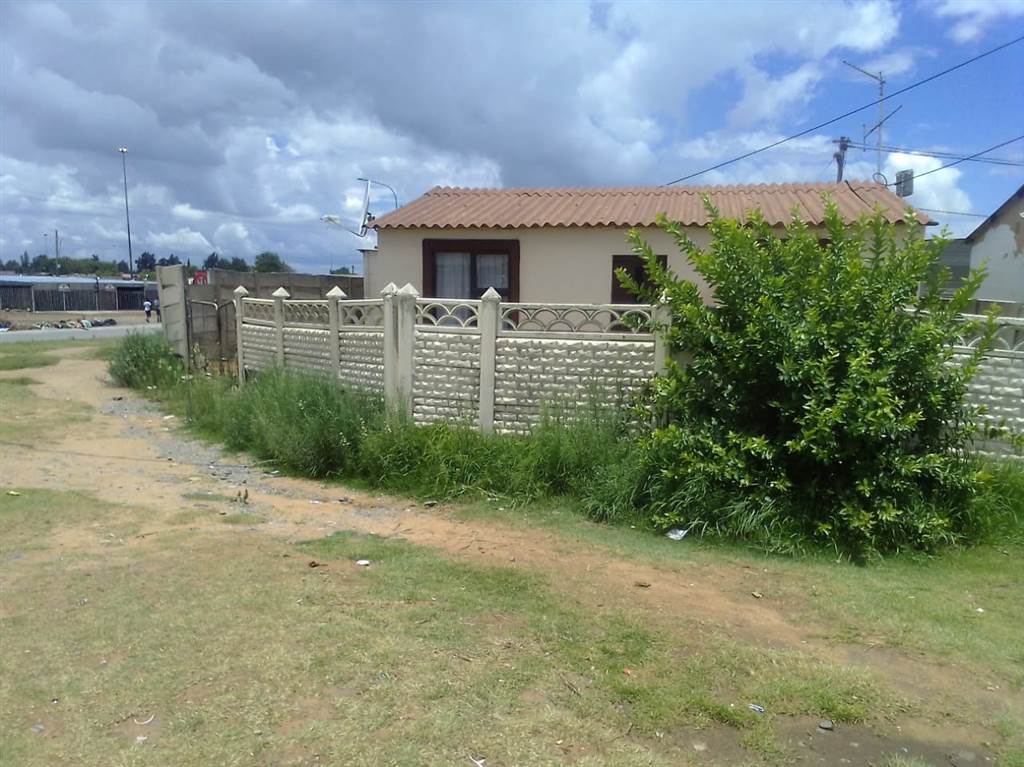 4 Bed House in Thabong photo number 1