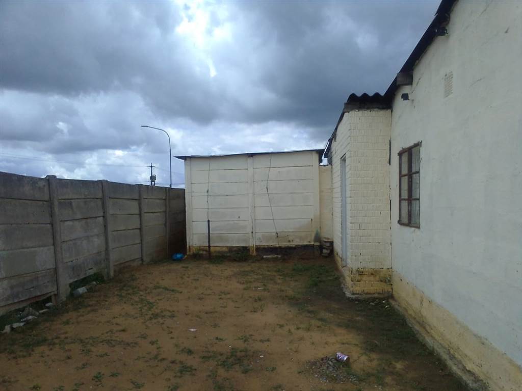 4 Bed House in Thabong photo number 9