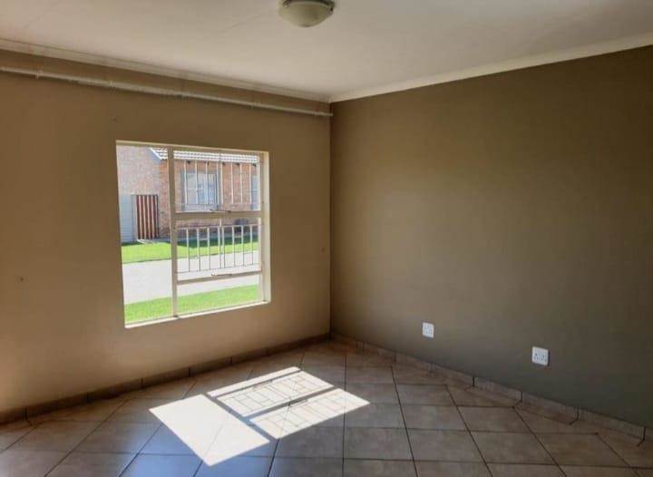 2 Bed Townhouse in Riversdale photo number 9