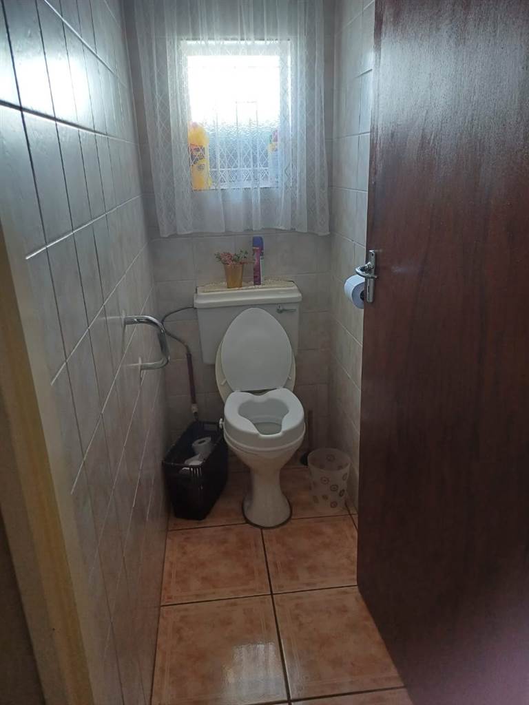 3 Bed House in Vanderbijlpark CE2 photo number 17