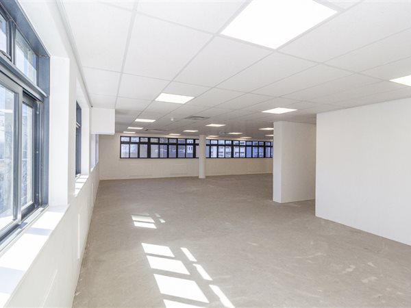 335  m² Commercial space