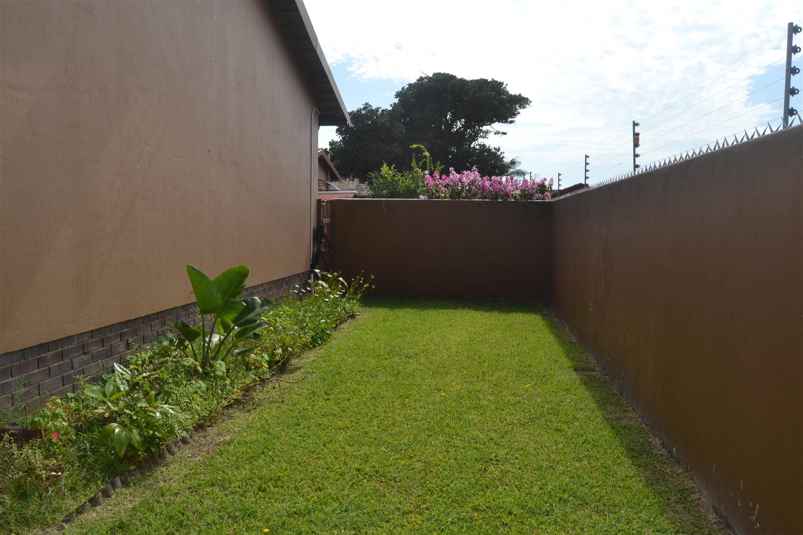 2 Bed Townhouse in Scottburgh South photo number 28