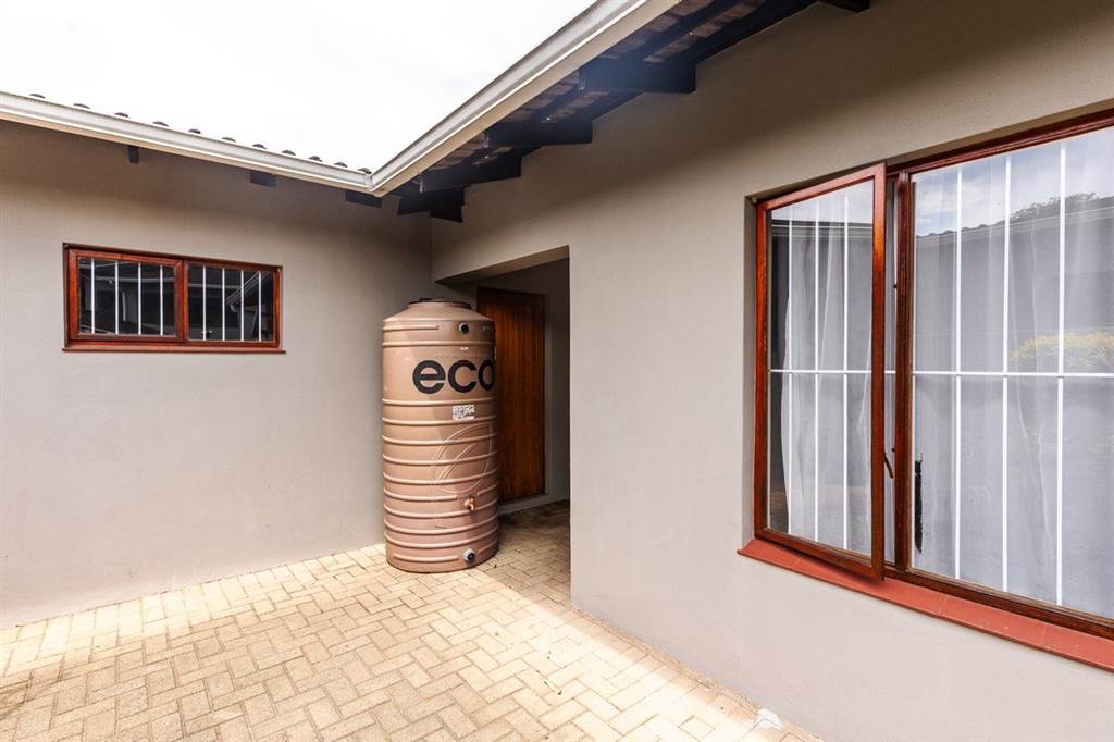 2 Bed Townhouse in Umtentweni photo number 12