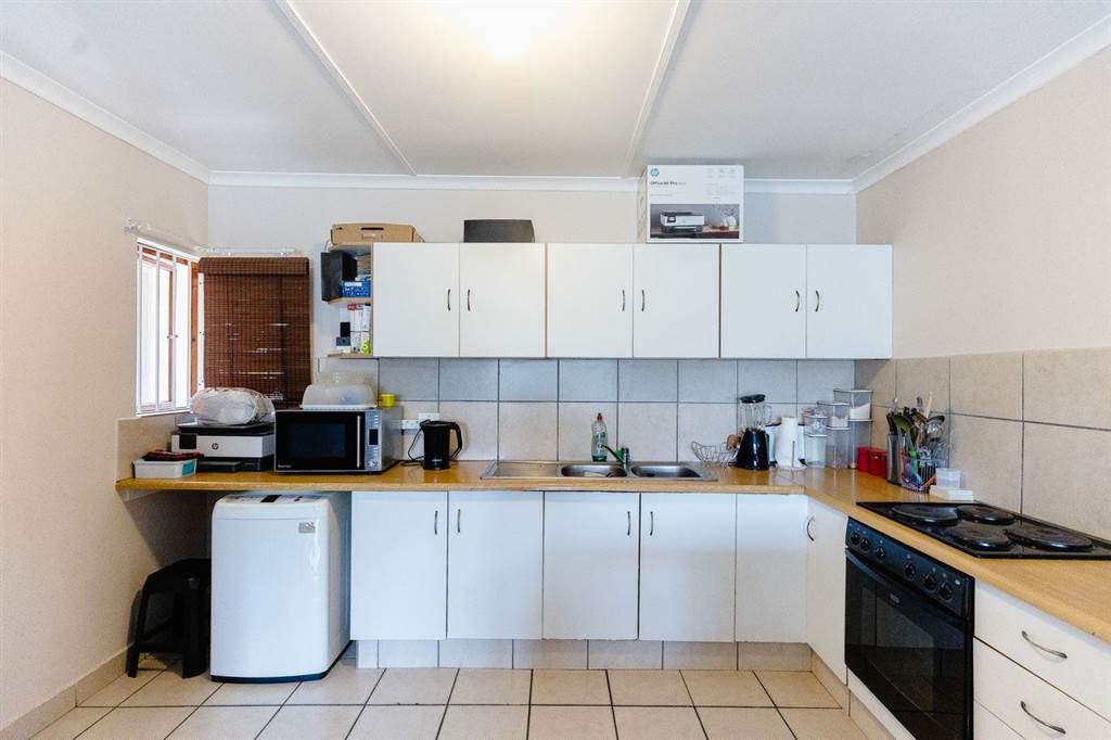 2 Bed Townhouse in Umtentweni photo number 4