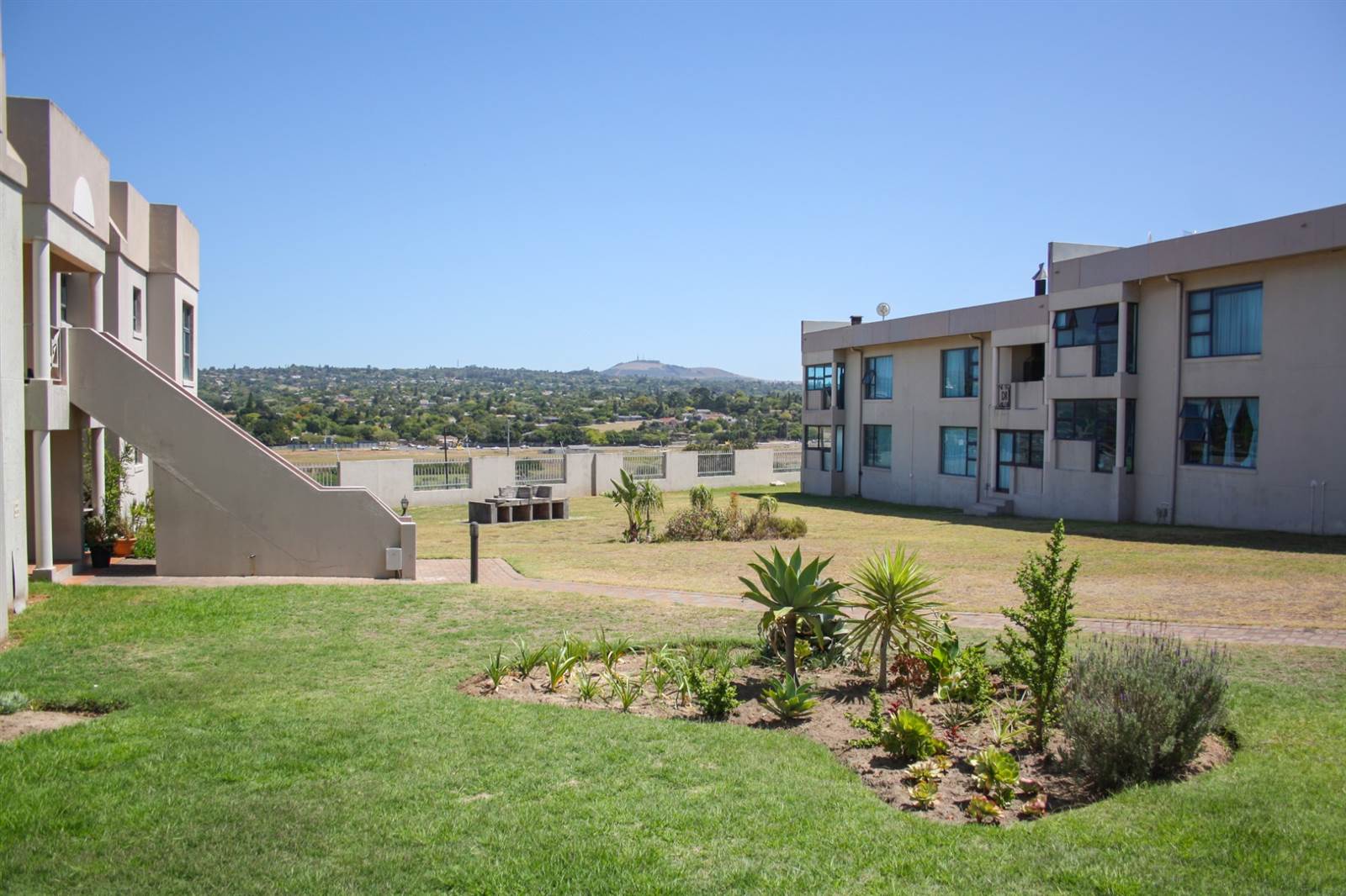 2 Bed Apartment in Vredekloof photo number 2