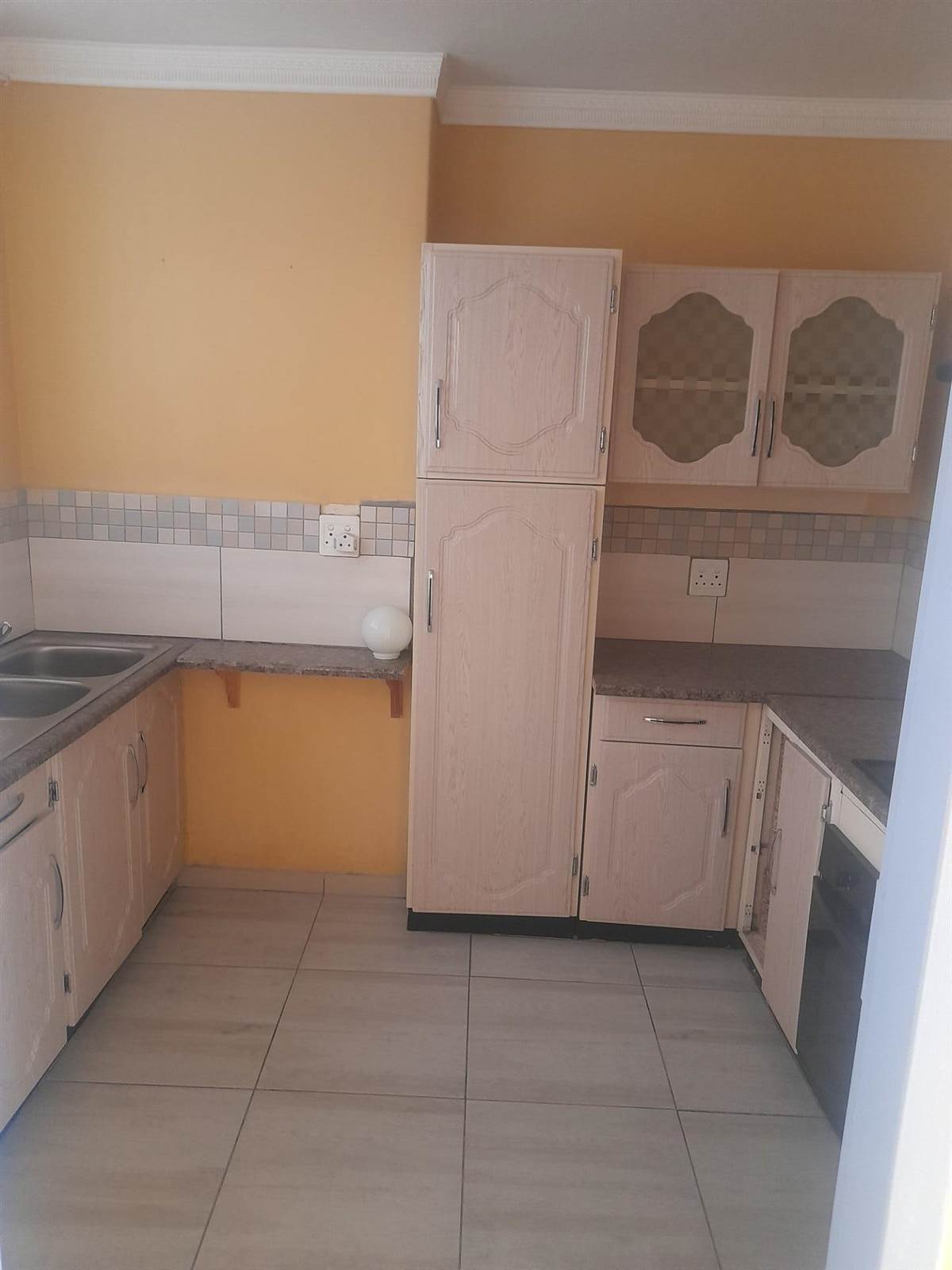1 Bed Apartment in Vereeniging Central photo number 9