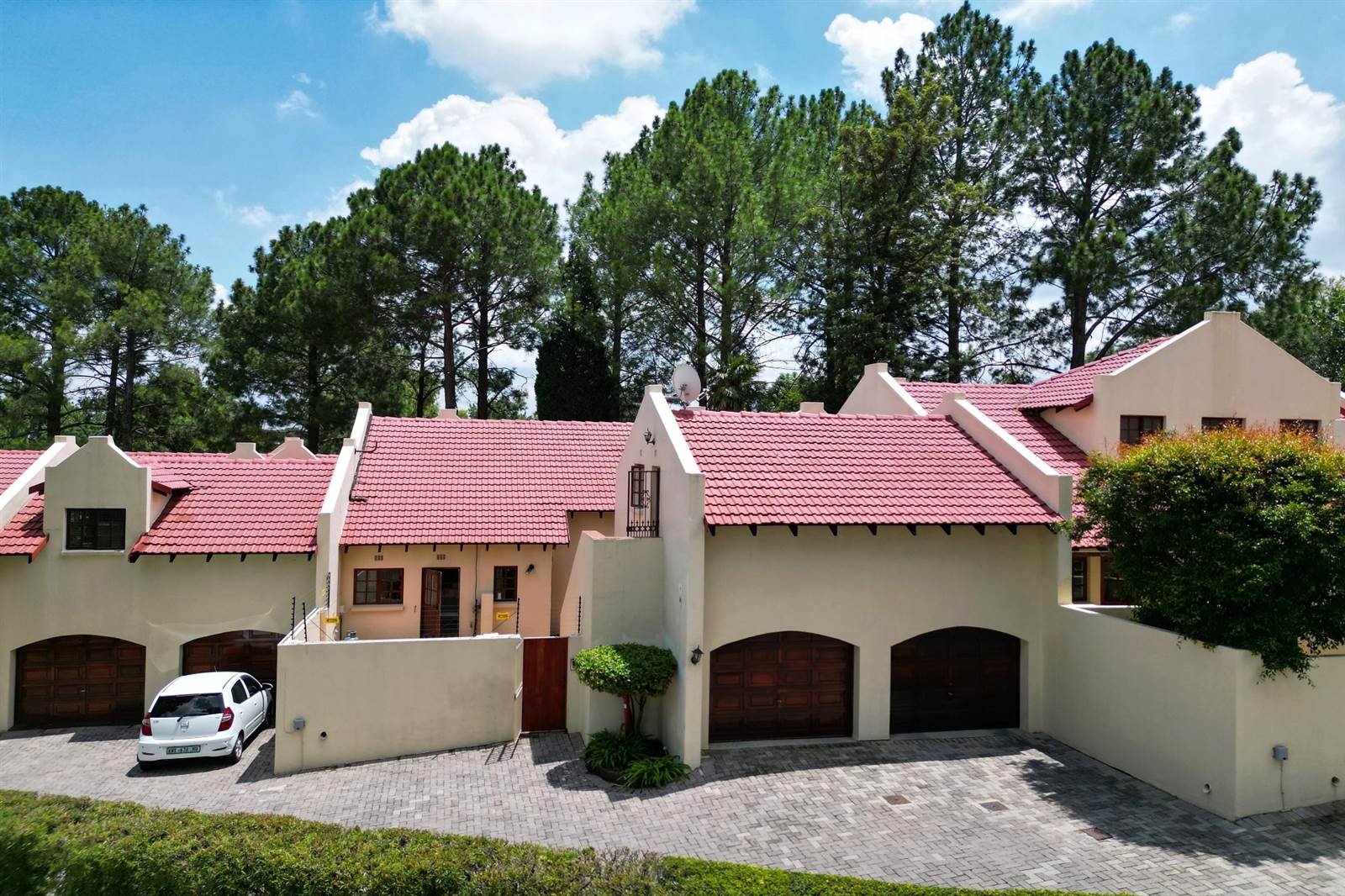 4 Bed Townhouse in Bryanston East photo number 3