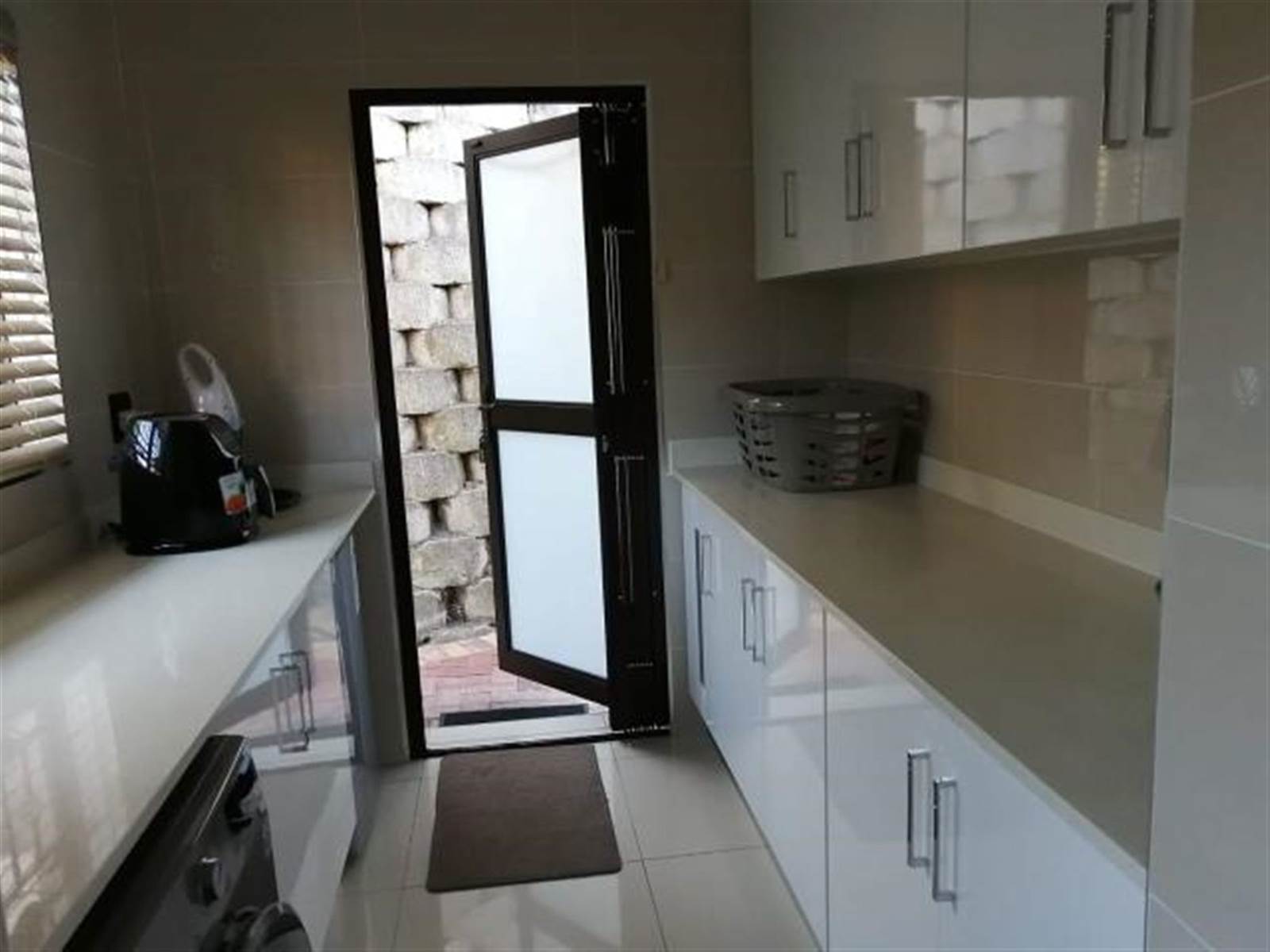 3 Bed Townhouse in Beverley Hills photo number 6