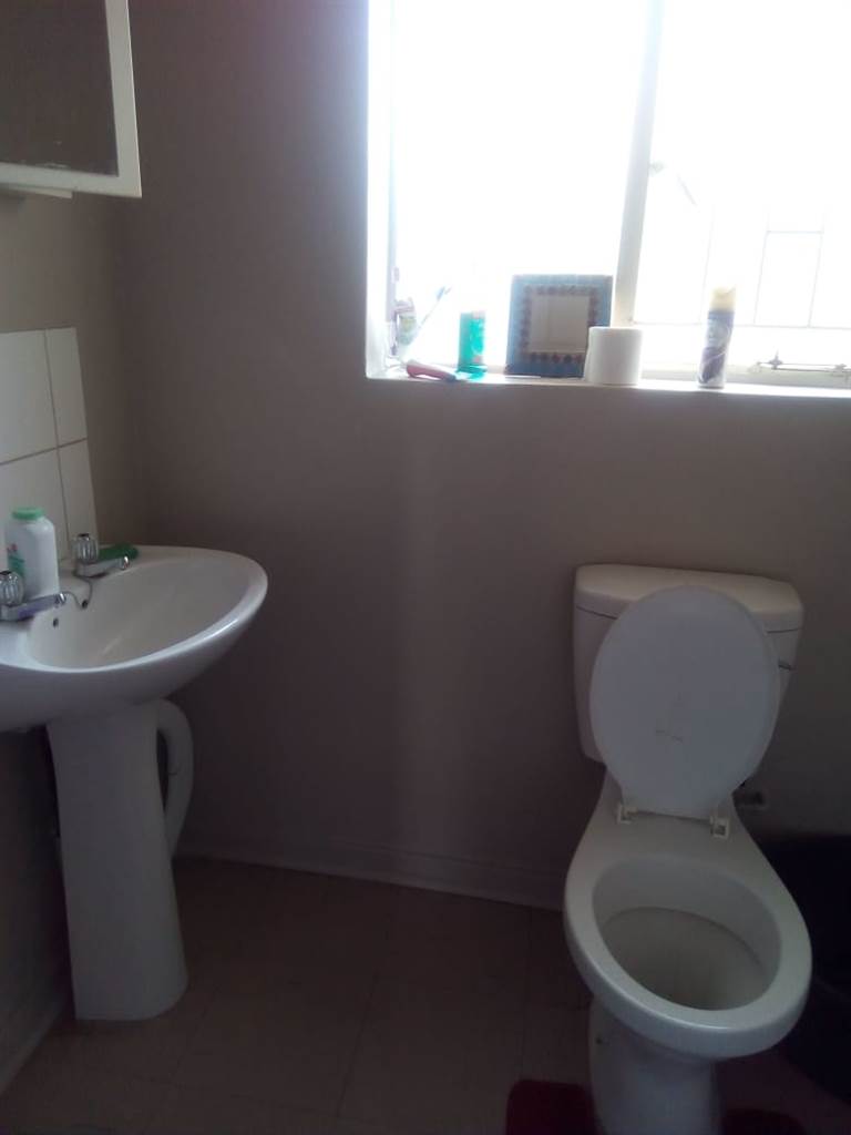 1 Bed Apartment in Willows photo number 5
