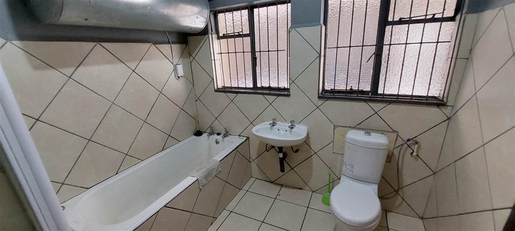 3 Bed Apartment in Bloemfontein photo number 6