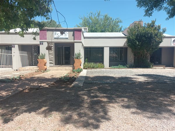 85  m² Commercial space in Vryburg