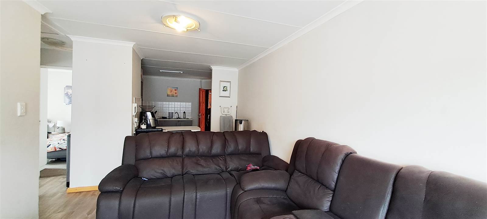 2 Bed Apartment in Walmer photo number 3