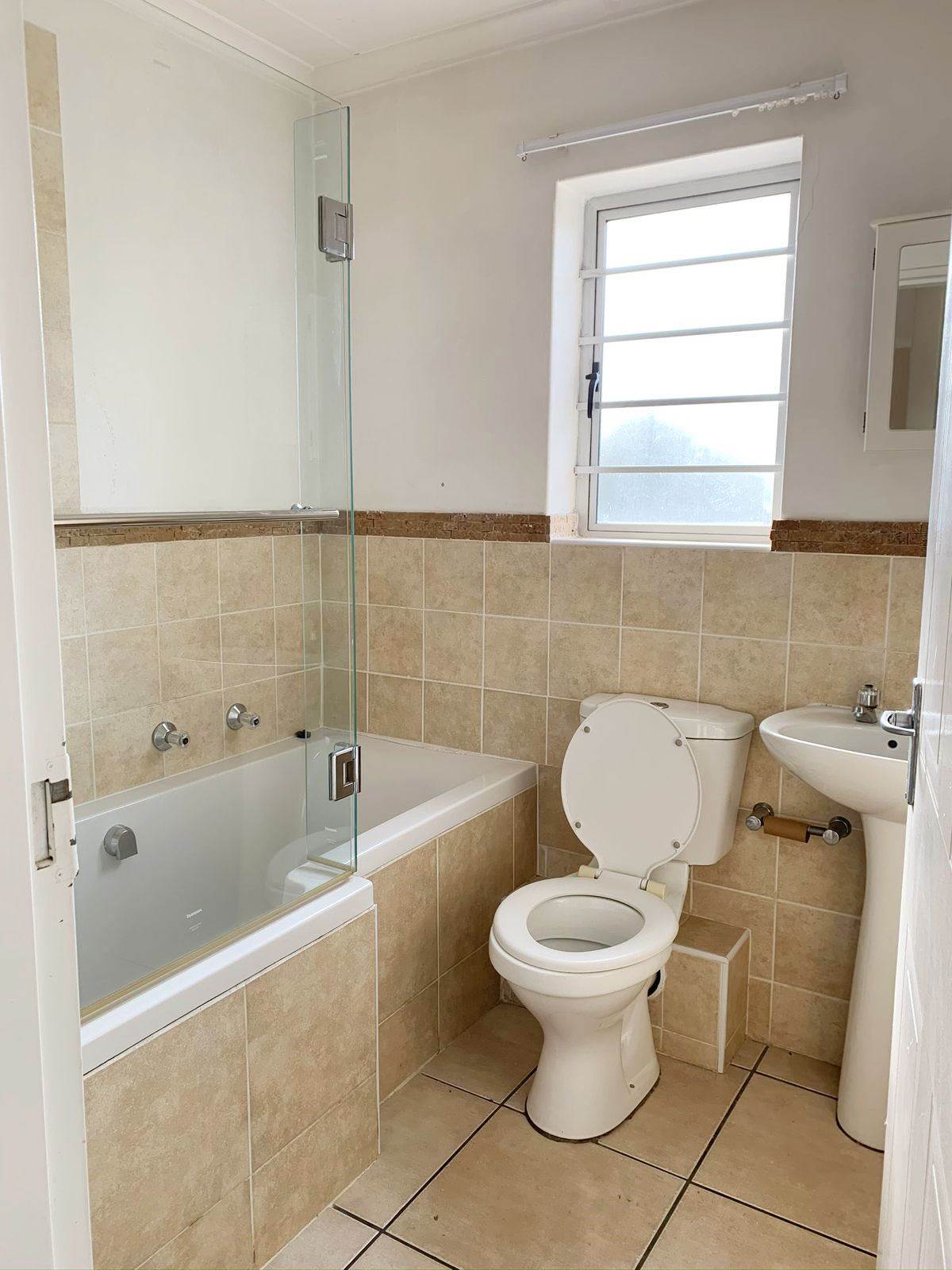 2 Bed Apartment in Walmer photo number 7