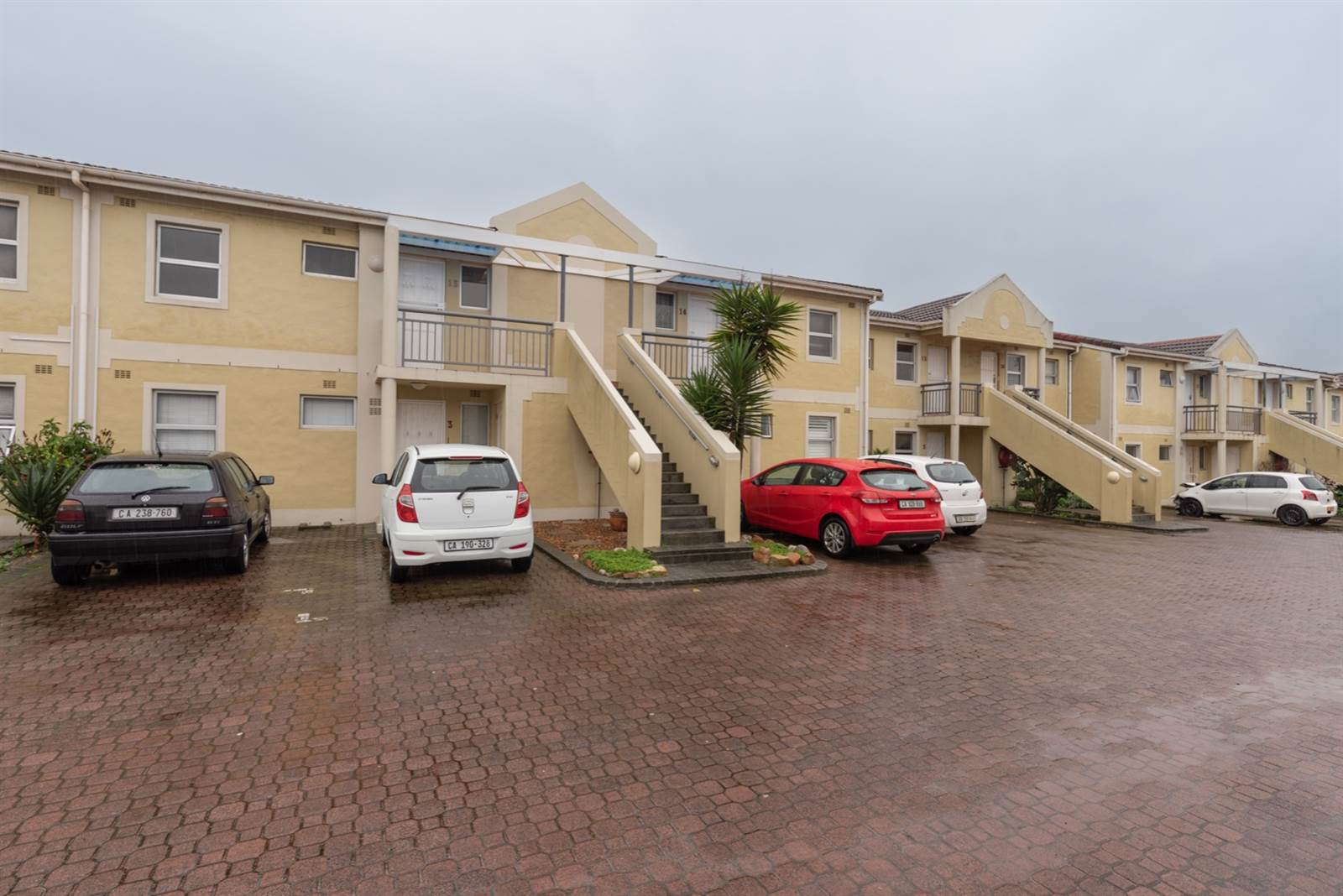 2 Bed Apartment in Wynberg photo number 1