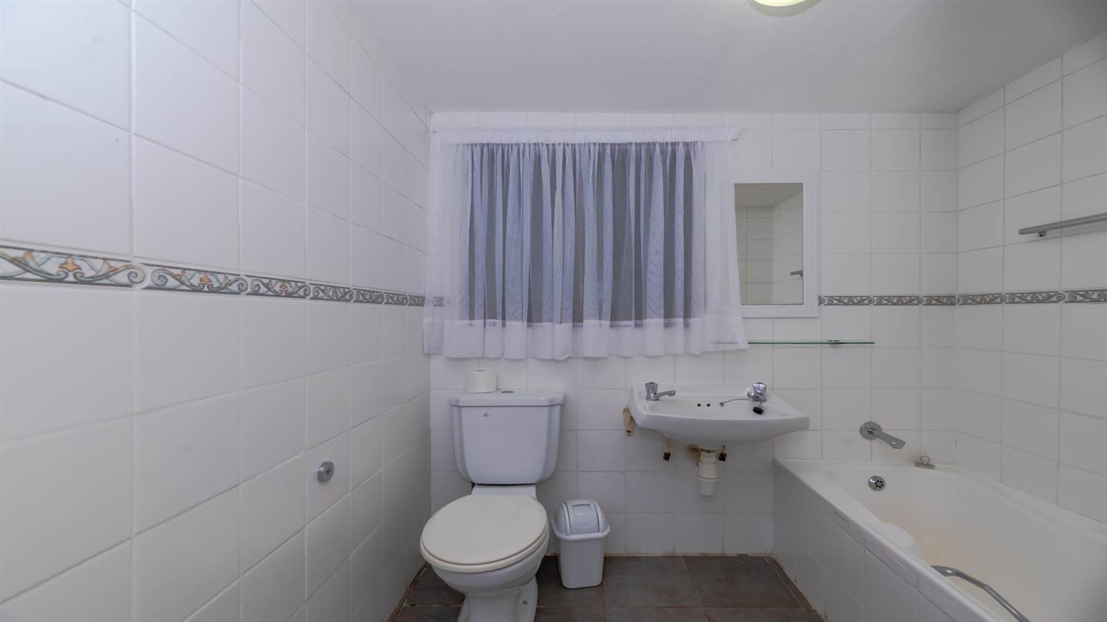2 Bed Flat in Umhlanga Rocks photo number 14