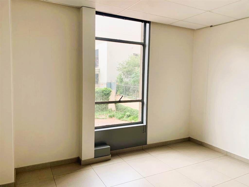 216  m² Office Space in Rosebank photo number 27