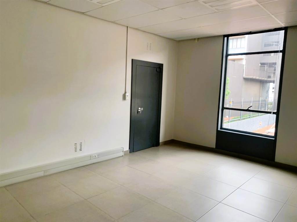 216  m² Office Space in Rosebank photo number 17