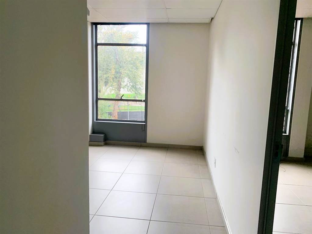216  m² Office Space in Rosebank photo number 24