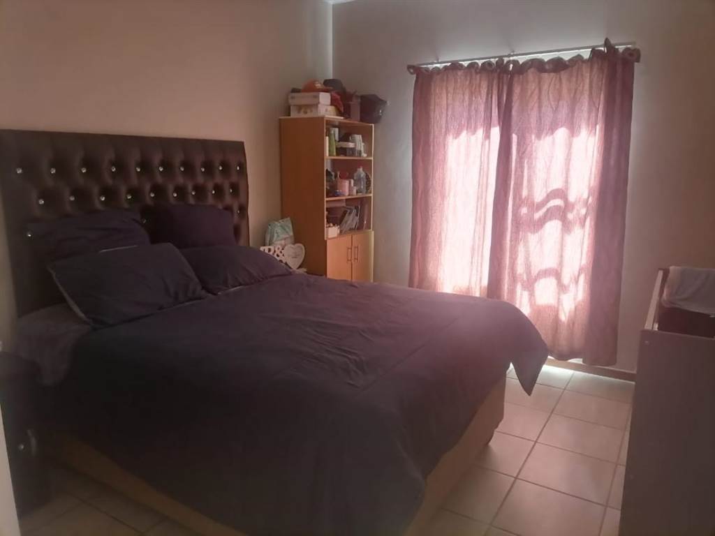 2 Bed Townhouse in Trichardt photo number 6