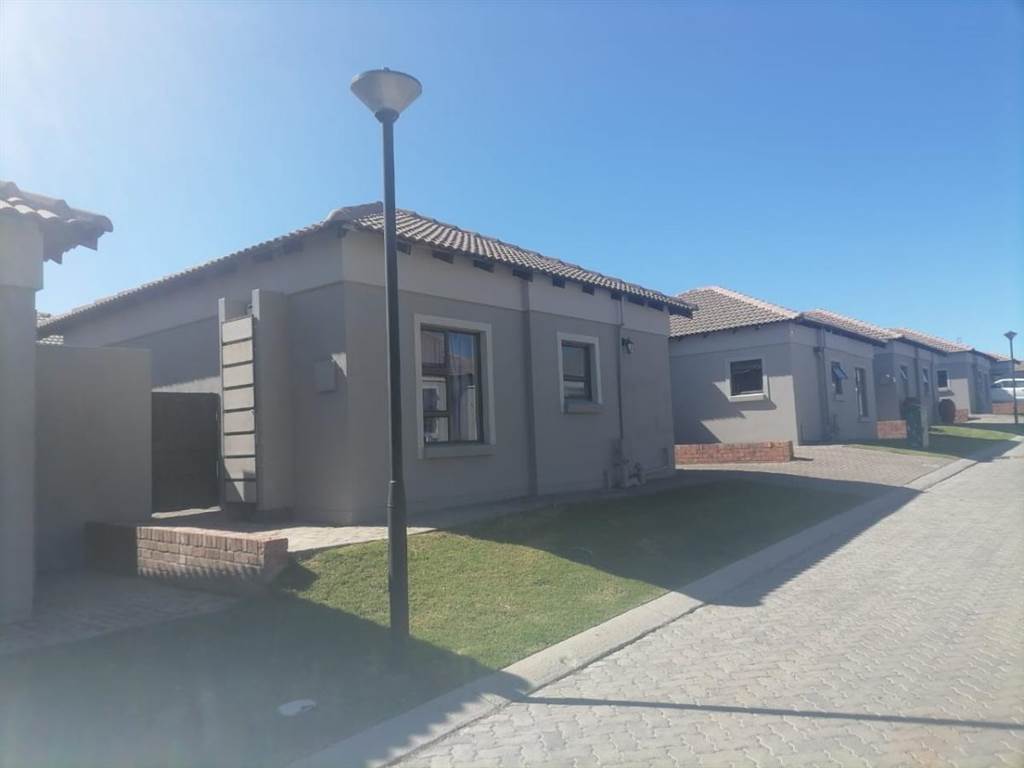 2 Bed Townhouse in Trichardt photo number 1