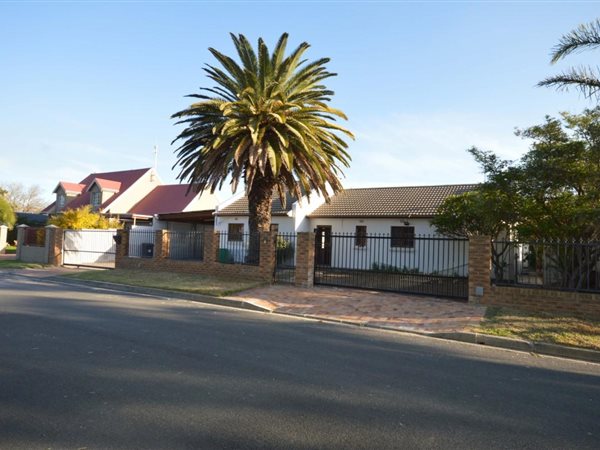 4 Bedroom House 4 Bedroom House