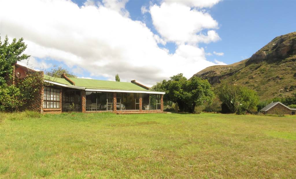 4 Bed House in Clarens photo number 10