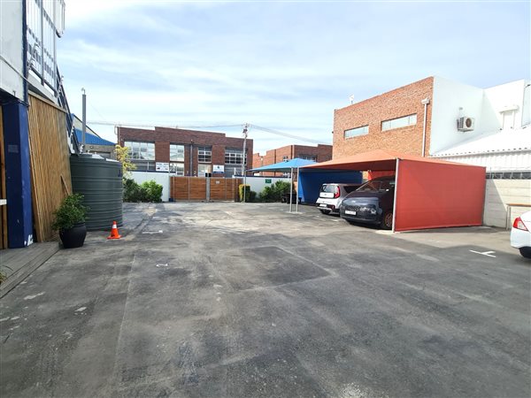 930  m² Commercial space