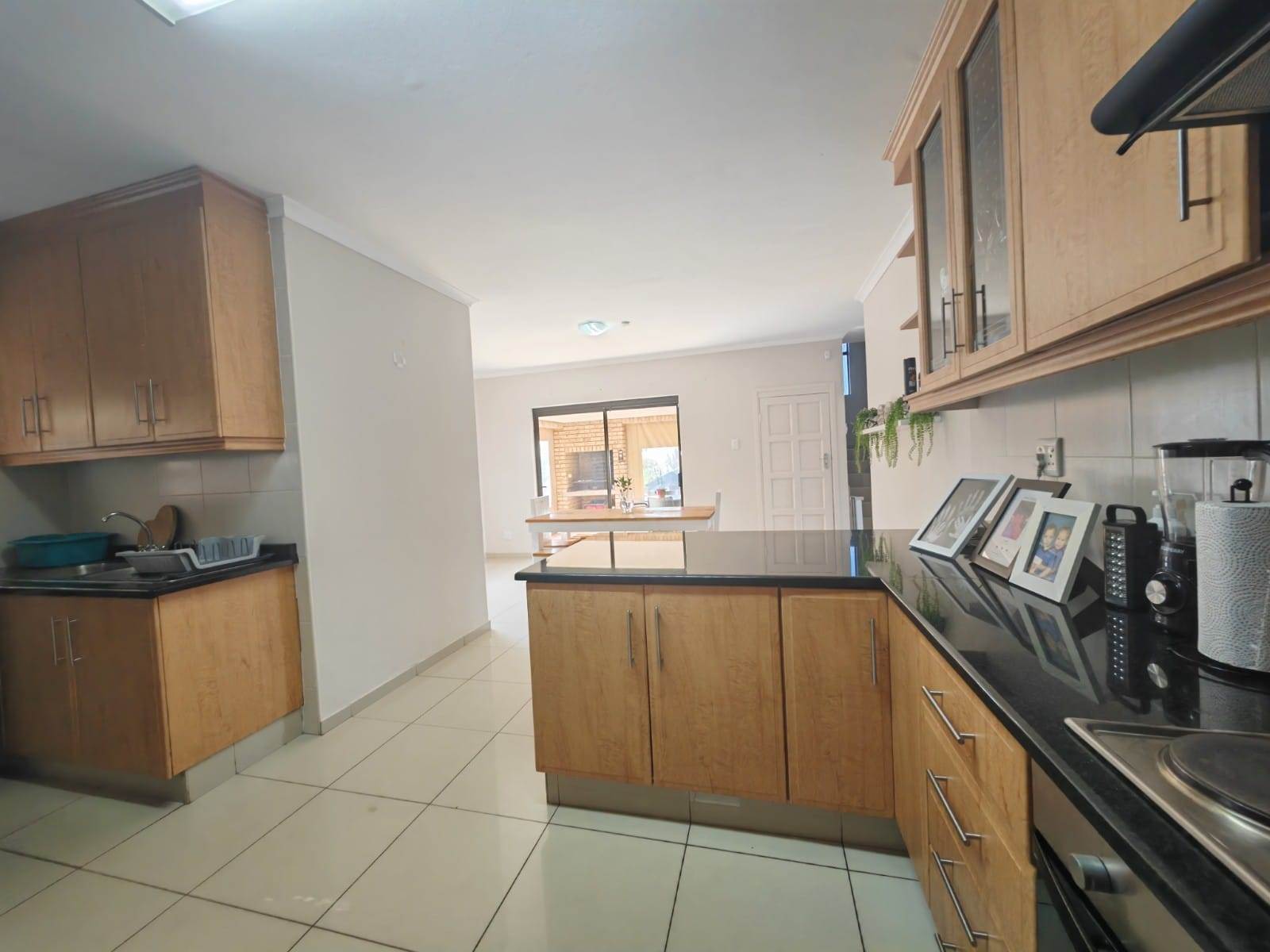 4 Bed Townhouse in Amanzimtoti photo number 17