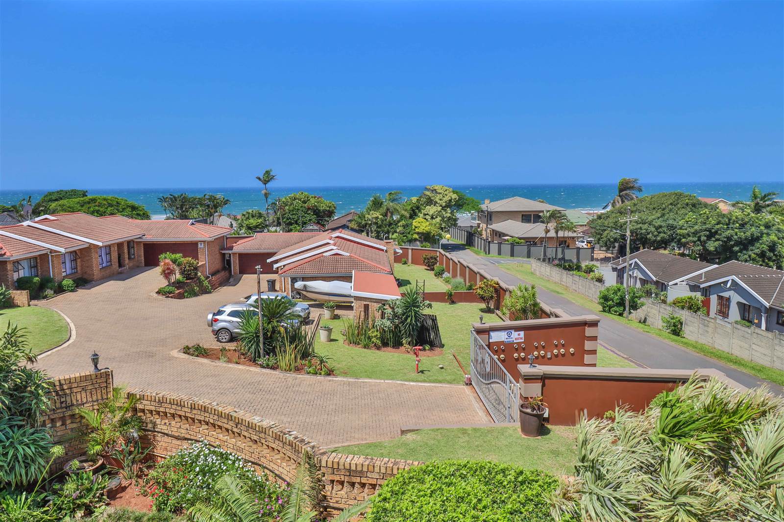 4 Bed Townhouse in Amanzimtoti photo number 3