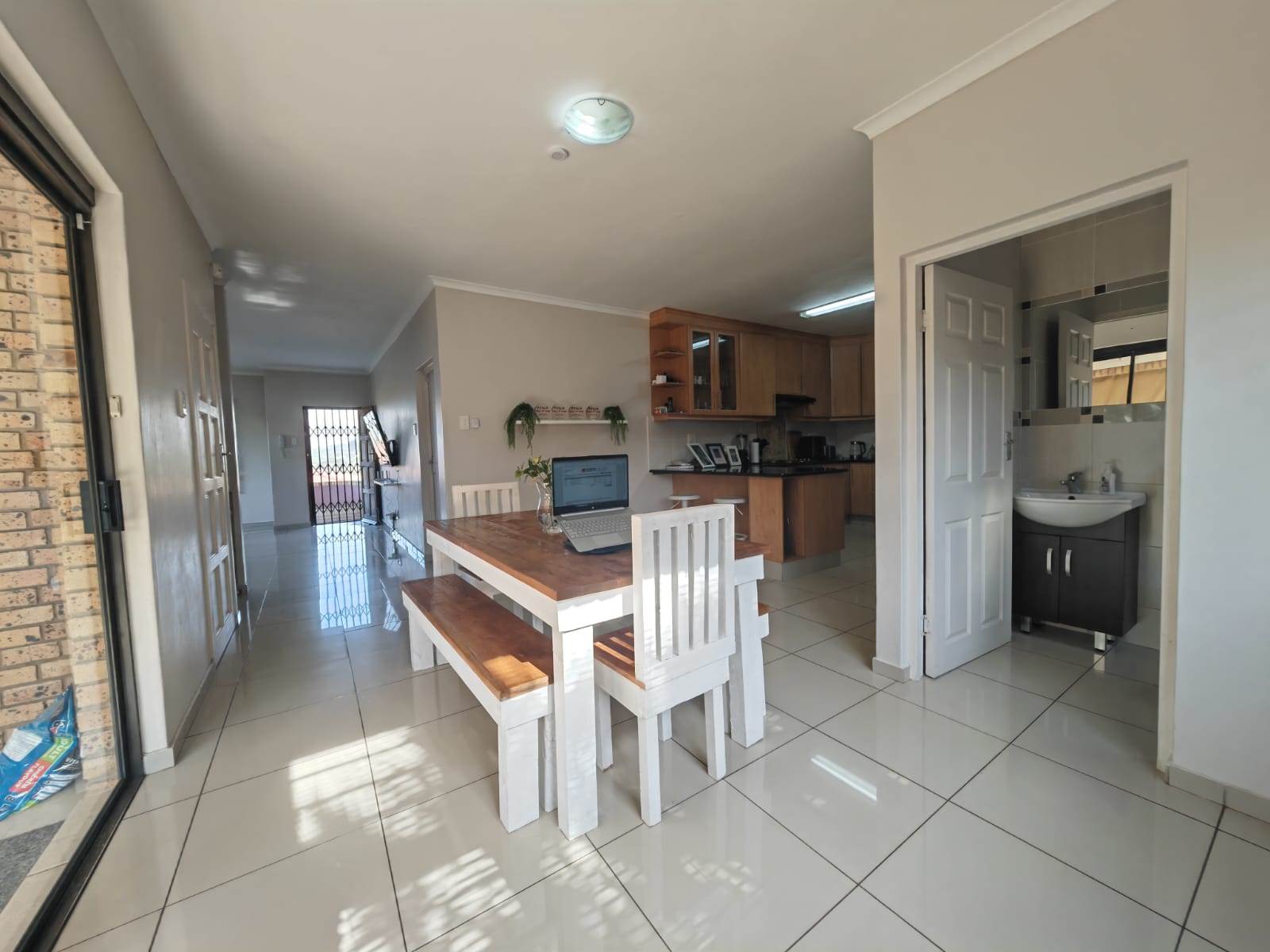 4 Bed Townhouse in Amanzimtoti photo number 11