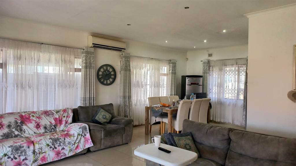 4 Bed House in Manaba photo number 6