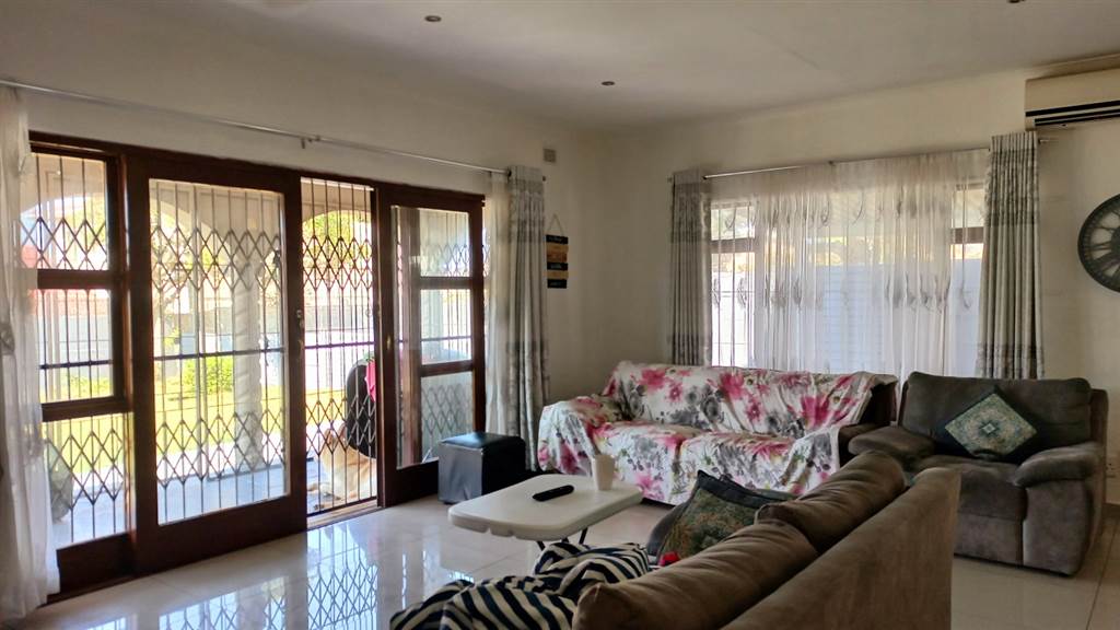 4 Bed House in Manaba photo number 5