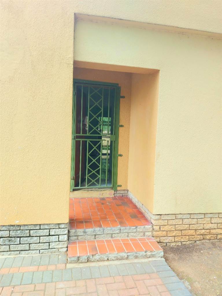 2 Bed Apartment in Mmabatho photo number 8