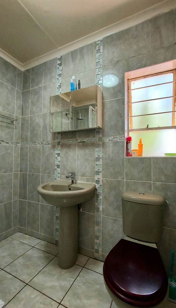 2 Bed Apartment in Mmabatho photo number 15