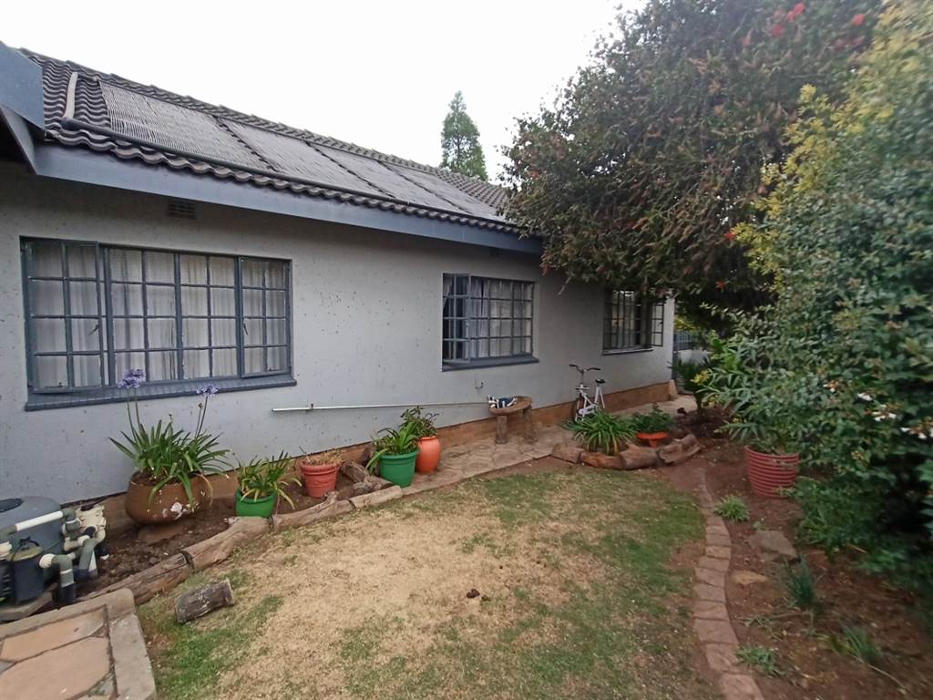 3 Bed House in Dalpark Ext 1 photo number 3
