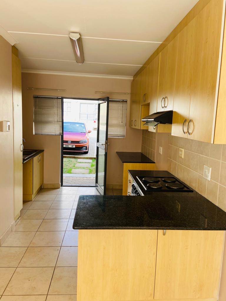 2 Bed Apartment in Uitenhage Central photo number 9