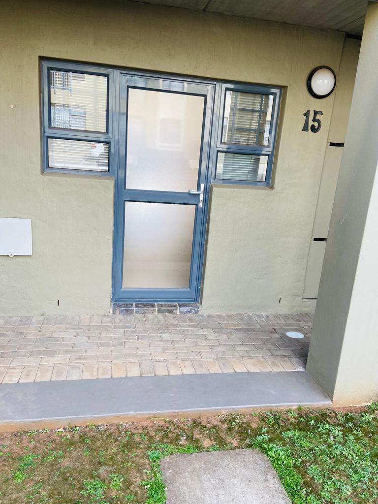 2 Bed Apartment in Uitenhage Central photo number 2