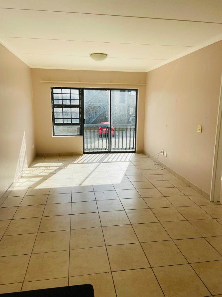 2 Bed Apartment in Uitenhage Central photo number 10