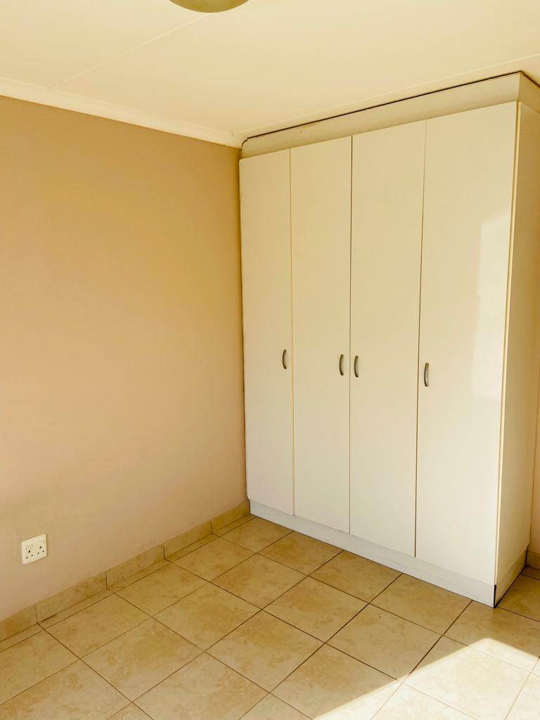 2 Bed Apartment in Uitenhage Central photo number 8