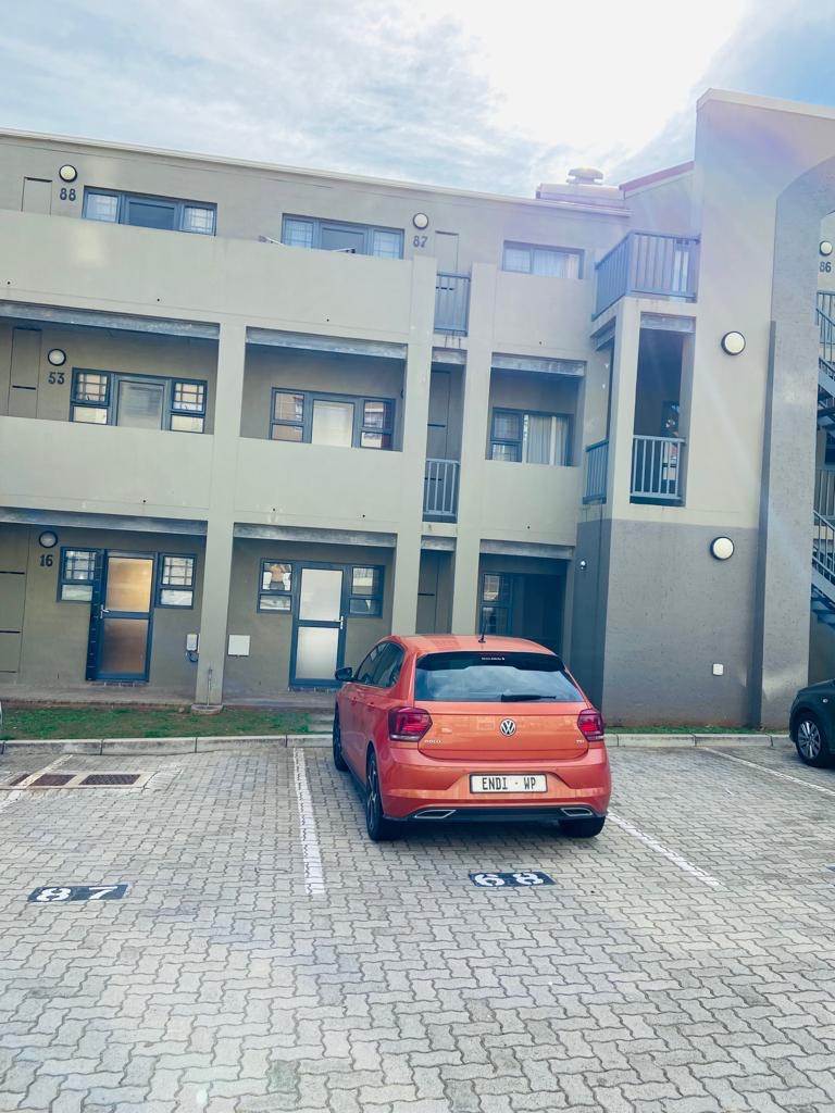 2 Bed Apartment in Uitenhage Central photo number 3