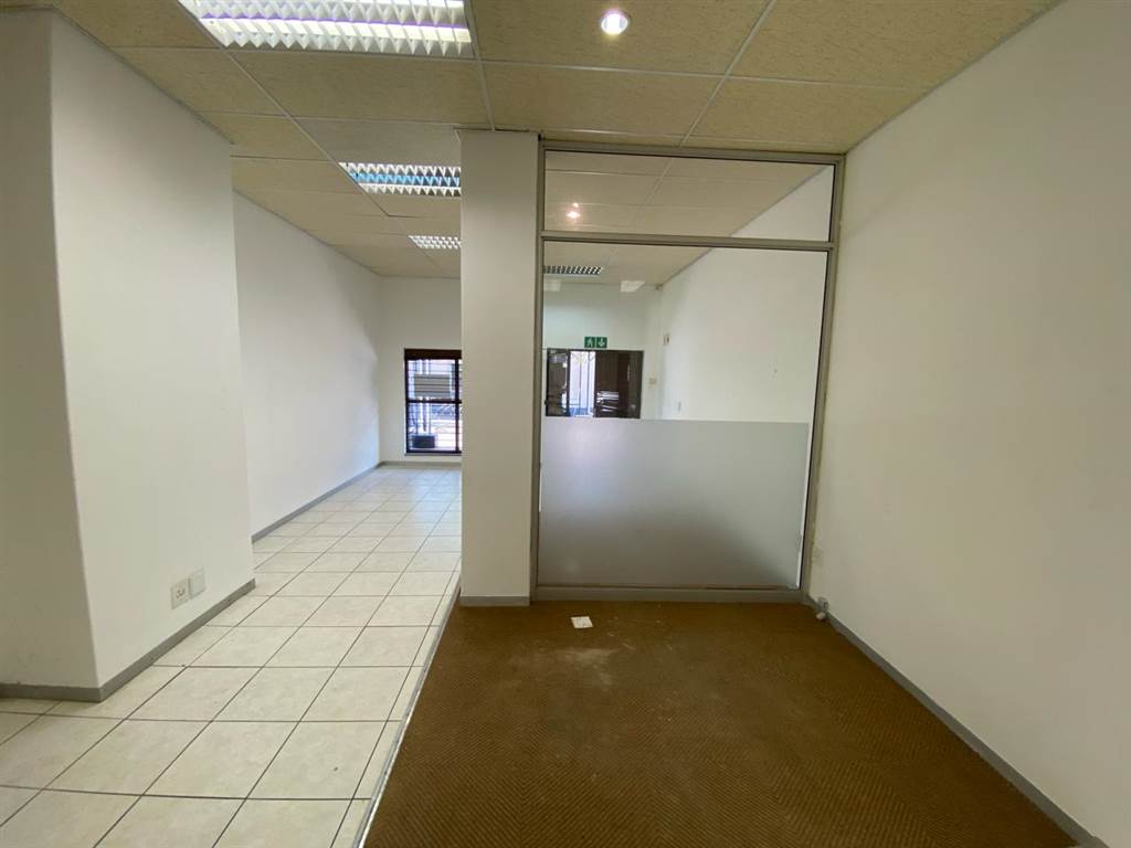 89  m² Retail Space in Somerset West Central photo number 3