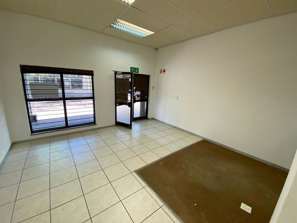 89  m² Retail Space in Somerset West Central photo number 2