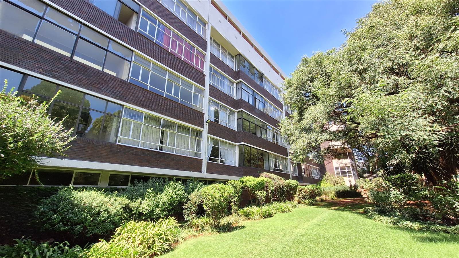 3 Bed Apartment in Parktown photo number 3