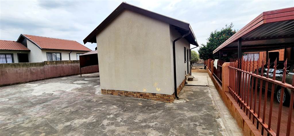 2 Bed House in Tlhabane photo number 15