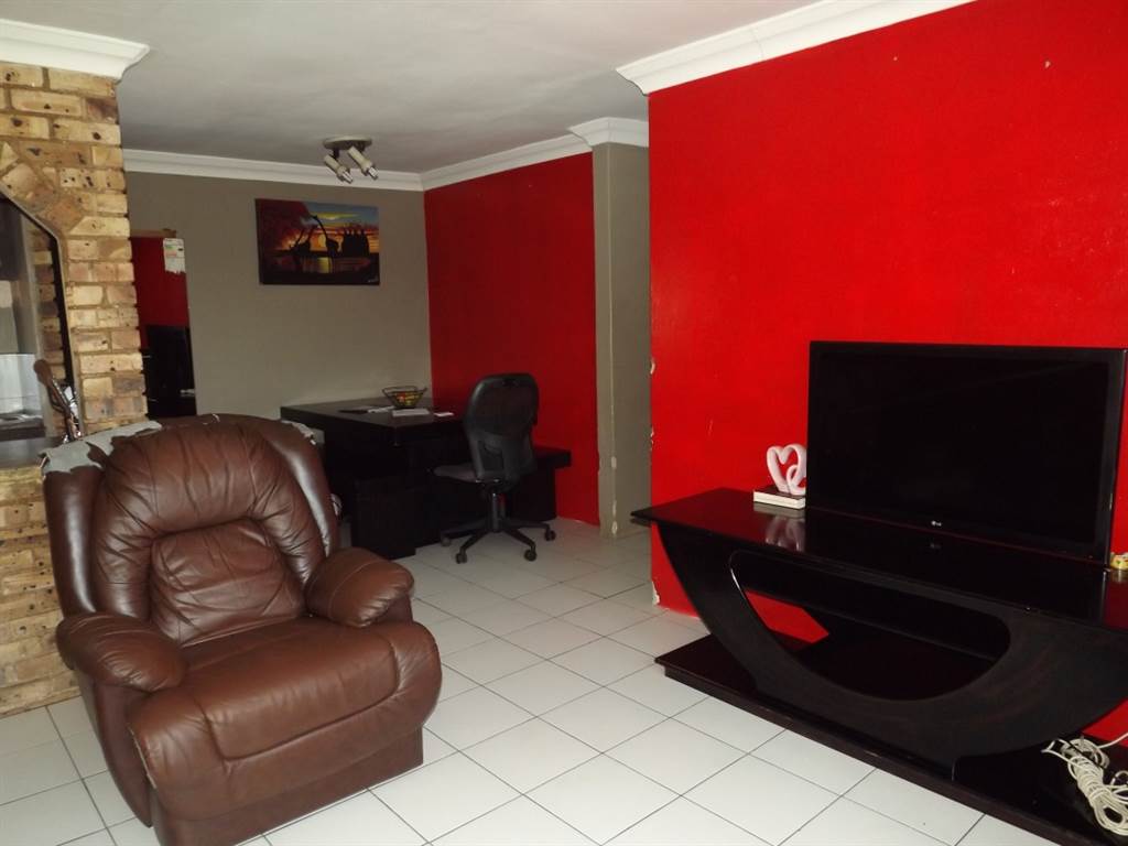 3 Bed Townhouse in Naturena photo number 8